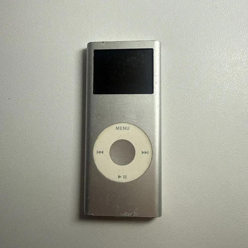 Apple A1199  iPod Nano Generation Silver 2 GB MP3  Player *READ***